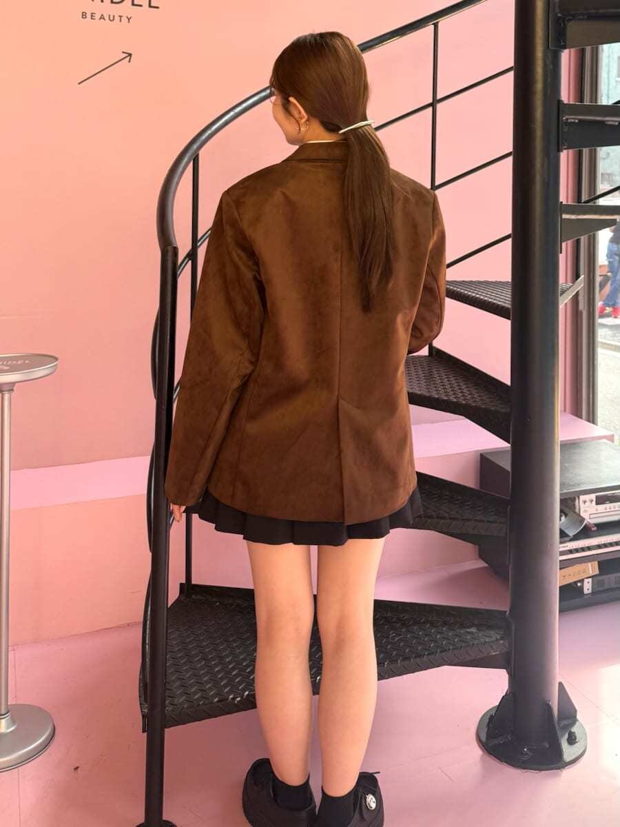 ブラウン系のテーラードジャケット、グレー系のニット/セーター、ブラック系のその他パンツを着用したレディースの秋コーディネートの5枚目の写真