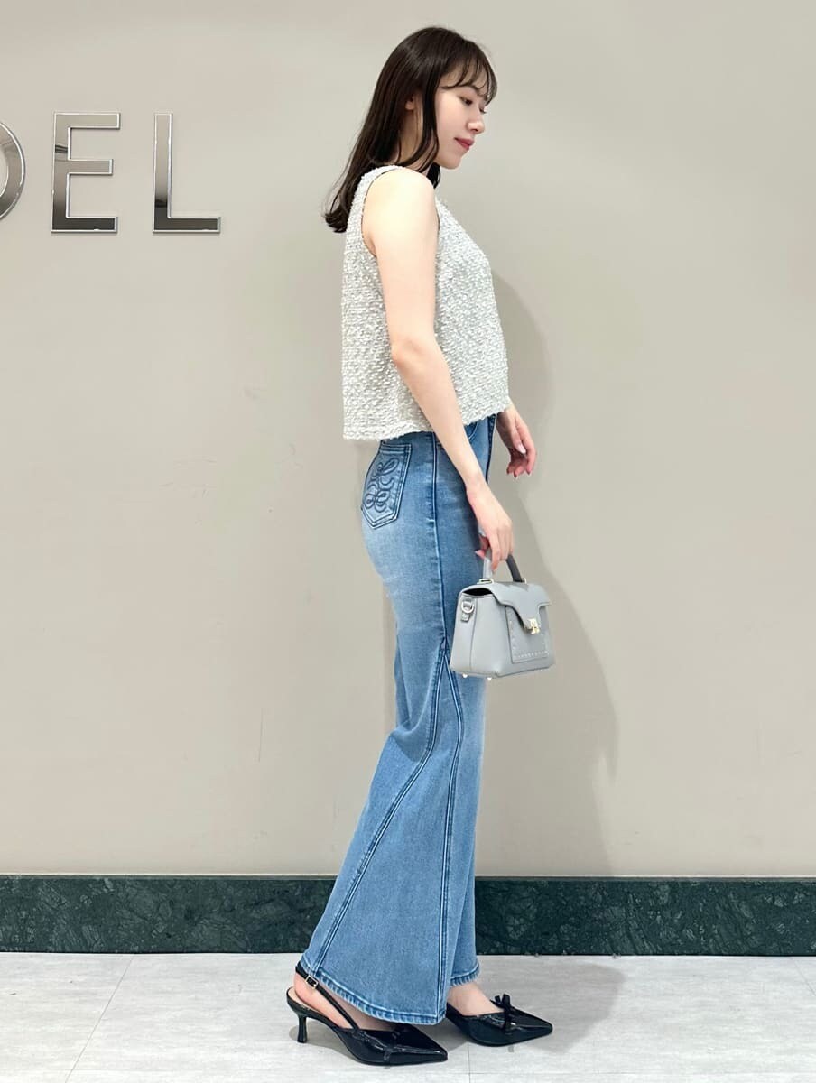 グレー系のタンクトップ、ブルー系のデニムパンツ、ブルー系のショルダーバッグを着用したレディースの夏コーディネートの4枚目の写真