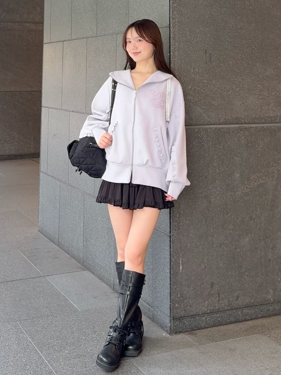ブラック系のその他パンツ、ブラック系のブーツ、ブラック系のバックパック/リュックを着用したレディースの夏コーディネートの3枚目の写真