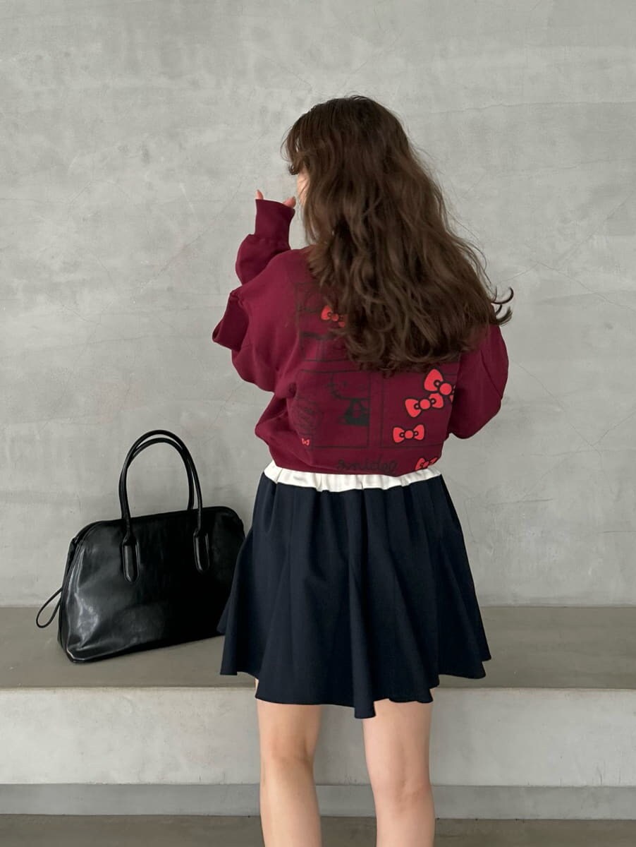 ブラック系のハンドバッグを着用したレディースの秋コーディネートの8枚目の写真