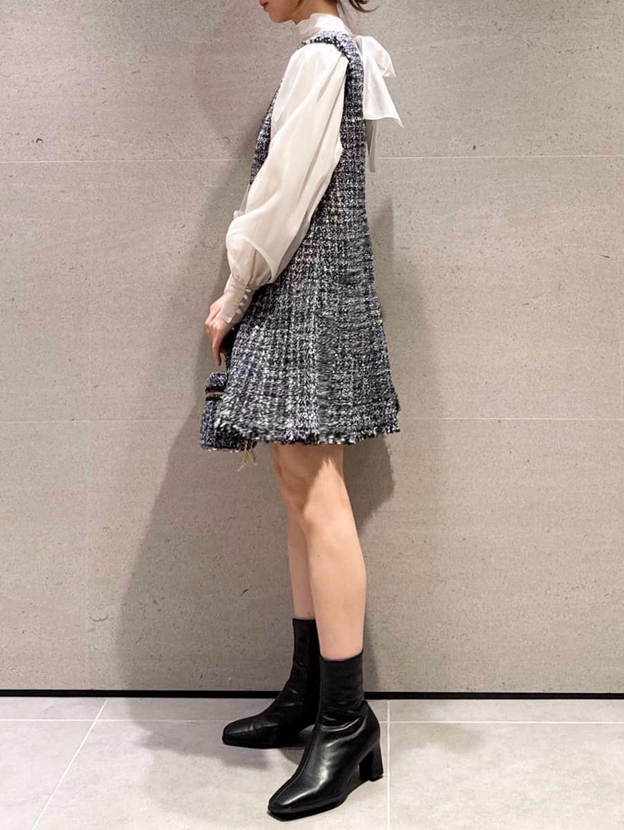 ブルー系のワンピース、ブルー系のハンドバッグ、その他のイヤリングを着用したレディースの冬コーディネートの2枚目の写真