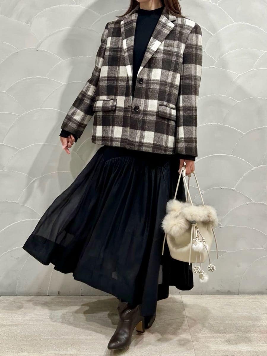 その他のテーラードジャケット、ブラック系のワンピース、ホワイト系のハンドバッグを着用したレディースの秋コーディネートの2枚目の写真