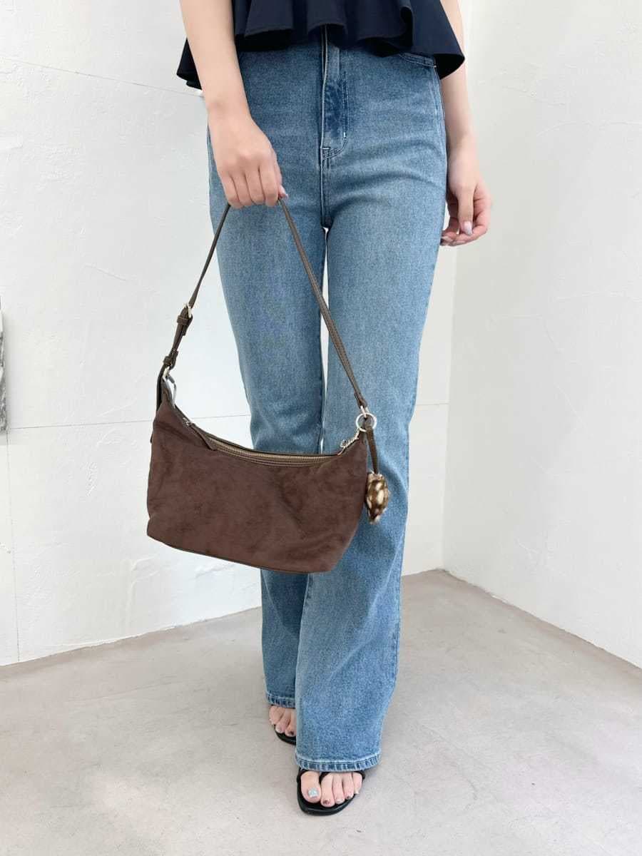ブラック系のサンダル、ブルー系のデニムパンツ、ブラウン系のショルダーバッグを着用したレディースの夏コーディネートの4枚目の写真
