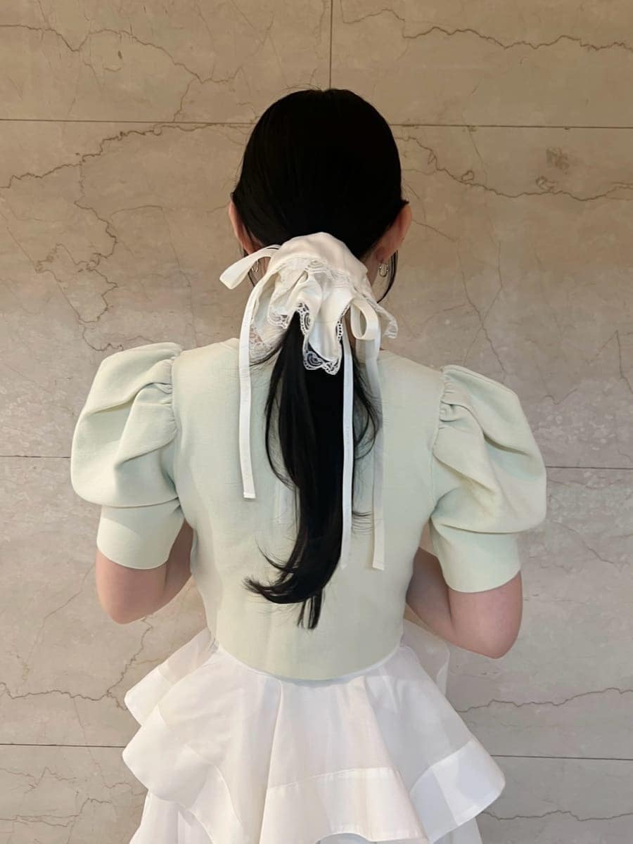 ホワイト系のスカート、イエロー系のカーディガン/ボレロ、ブラウン系のパンプスを着用したレディースの春コーディネートの8枚目の写真