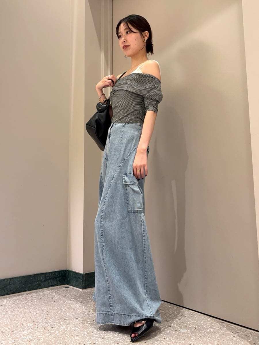 ブルー系のその他パンツ、その他のキャミソール、ブラック系のサンダルを着用したレディースの夏コーディネートの3枚目の写真