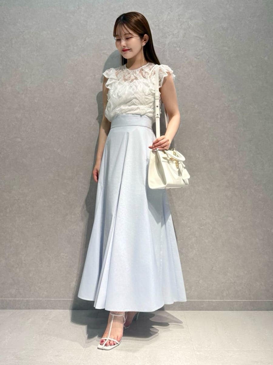 ホワイト系のTシャツ/カットソー、ブルー系のスカート、ホワイト系のサンダルを着用したレディースの夏コーディネートの3枚目の写真