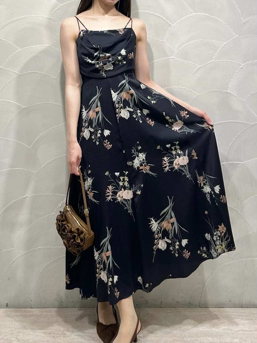 イエロー系のカーディガン/ボレロ、ブルー系のワンピース、ブラウン系のパンプスを着用したレディースの冬コーディネートの5枚目の写真