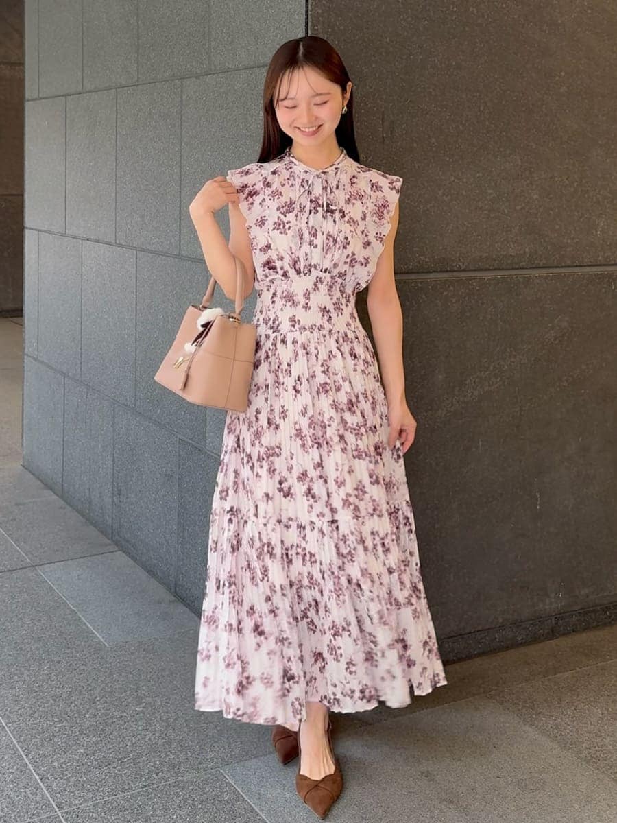 ピンク系のショルダーバッグ、ピンク系のワンピース、ブラウン系のカーディガン/ボレロを着用したレディースの冬コーディネートの4枚目の写真