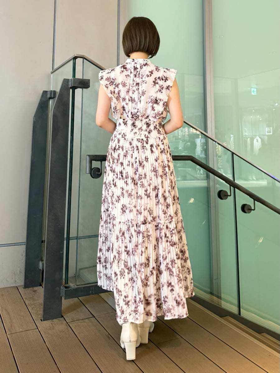 ピンク系のワンピース、ホワイト系のテーラードジャケット、ブラウン系のハンドバッグを着用したレディースの冬コーディネートの7枚目の写真