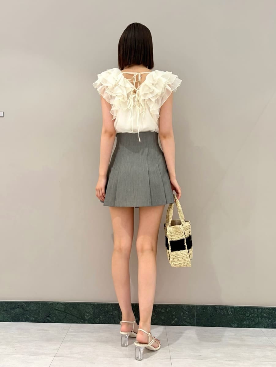 ホワイト系のシャツ/ブラウス、ホワイト系のサンダル、ブラック系のトートバッグを着用したレディースの夏コーディネートの3枚目の写真