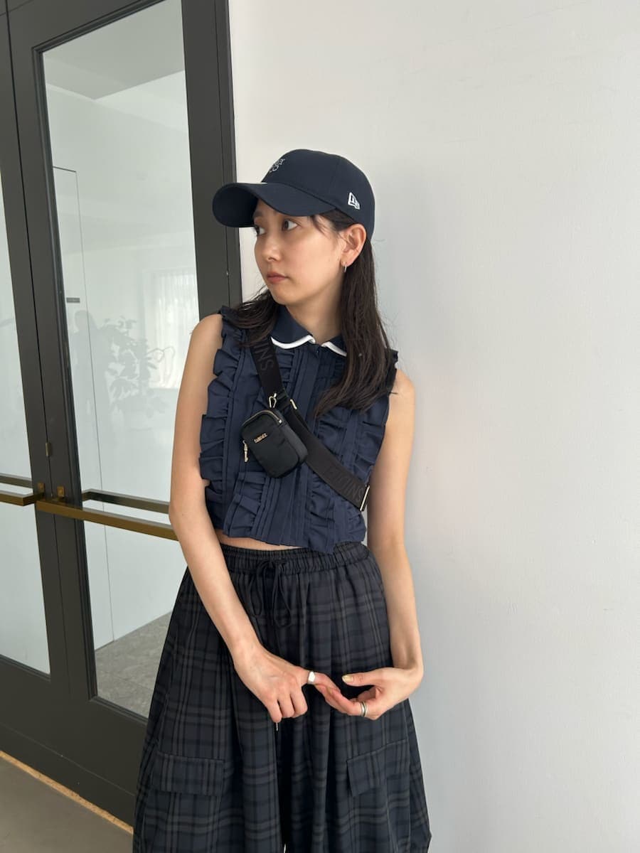 ブルー系のシャツ/ブラウス、ブルー系のその他パンツ、ブラック系のショルダーバッグを着用したレディースの夏コーディネートの6枚目の写真