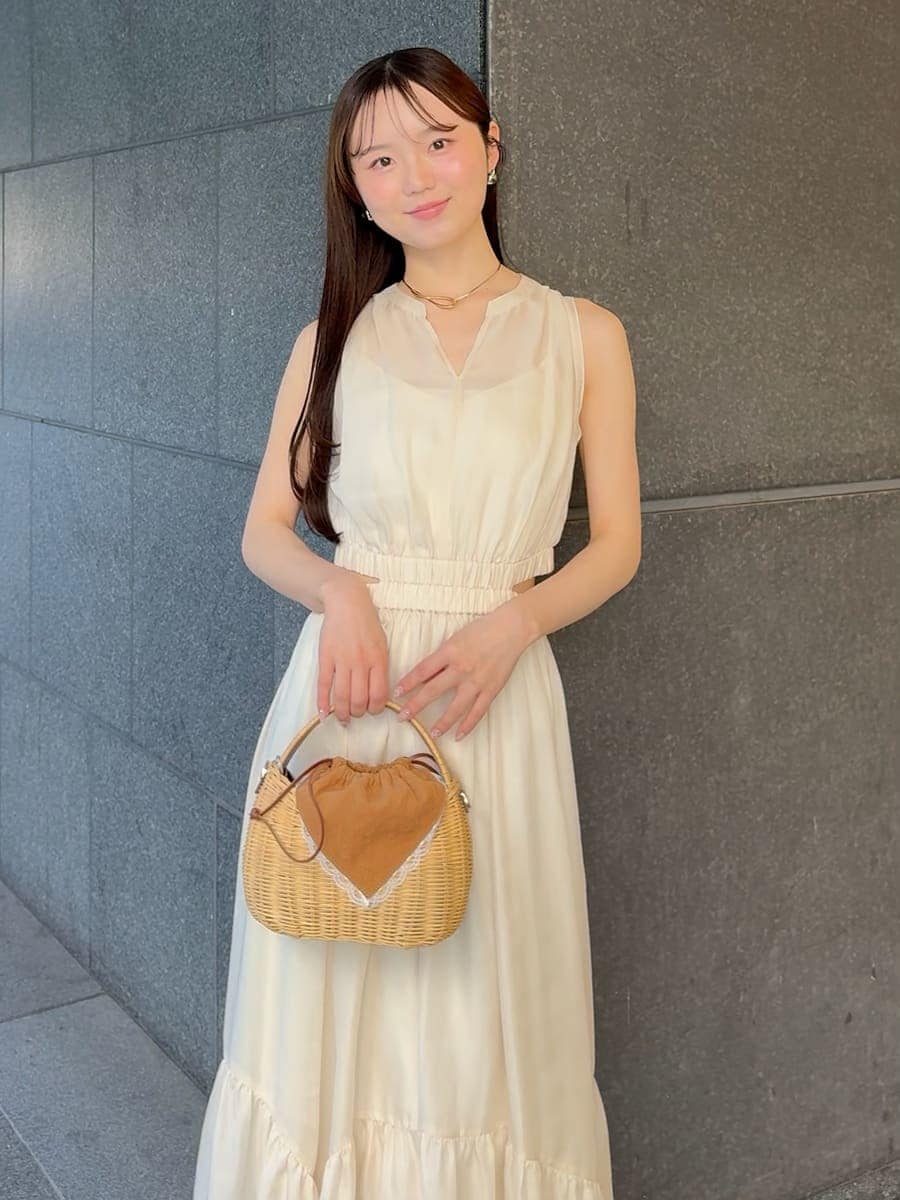 ブラウン系のかごバッグ、ホワイト系のワンピース、ブラウン系のサンダルを着用したレディースの夏コーディネートの4枚目の写真