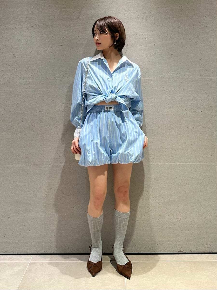 ブルー系のその他パンツ、ブルー系のシャツ/ブラウス、ブラウン系のパンプスを着用したレディースの春コーディネートの5枚目の写真