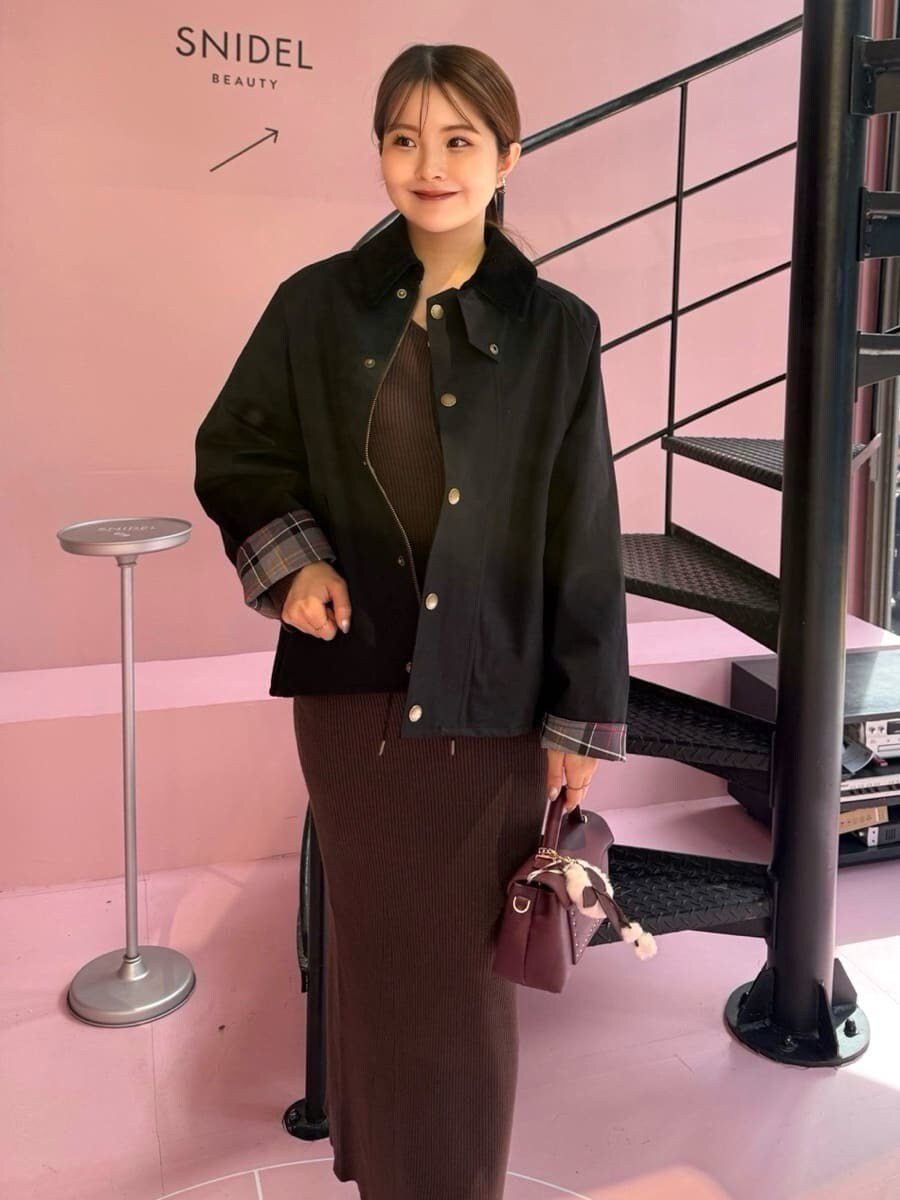 ブラック系のブルゾン、ブラウン系のワンピース、ブラック系のブーツを着用したレディースの秋コーディネートの4枚目の写真