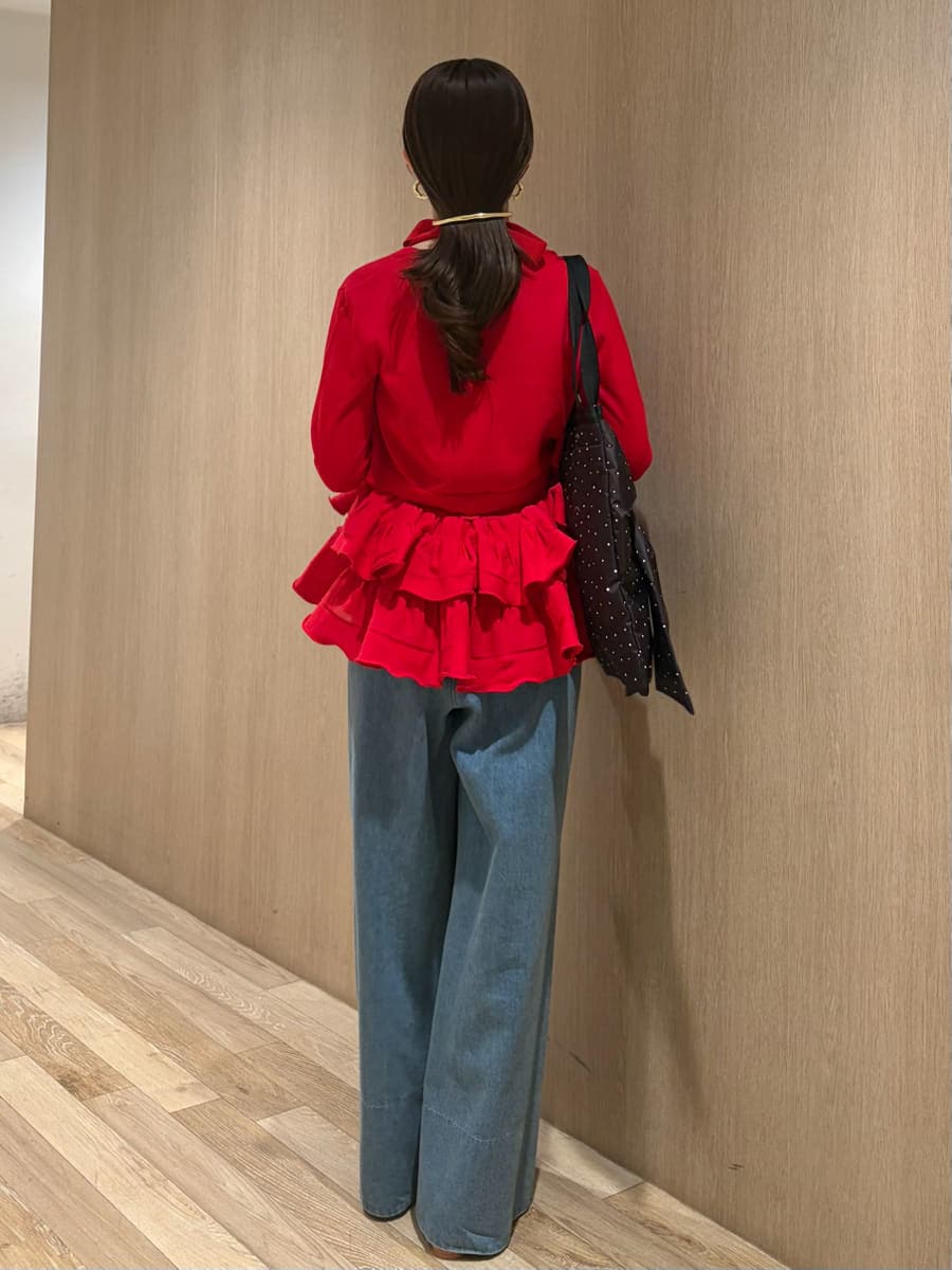 ブルー系のその他パンツ、レッド系のニット/セーター、レッド系のカーディガン/ボレロを着用したレディースの春コーディネートの2枚目の写真