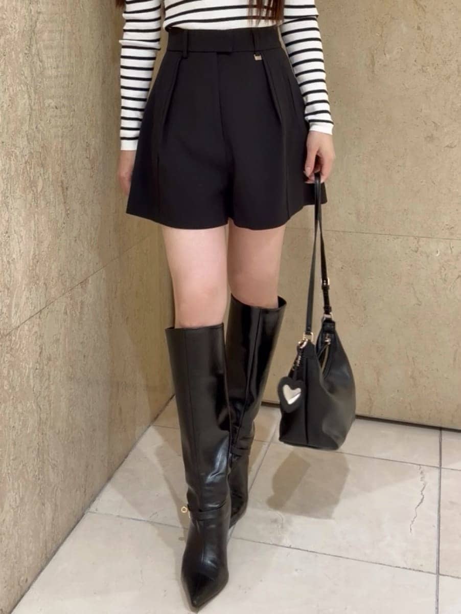 ブラック系のブルゾン、ブラック系のその他パンツ、その他のニット/セーターを着用したレディースの秋コーディネートの6枚目の写真