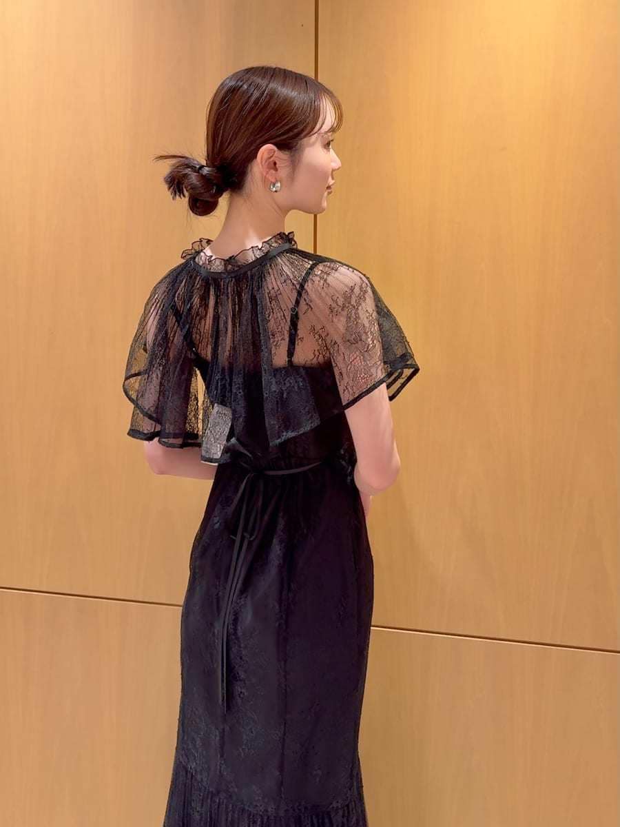 ブラック系のパンプス、シルバー系のピアス（両耳用）を着用したレディースの冬コーディネートの5枚目の写真