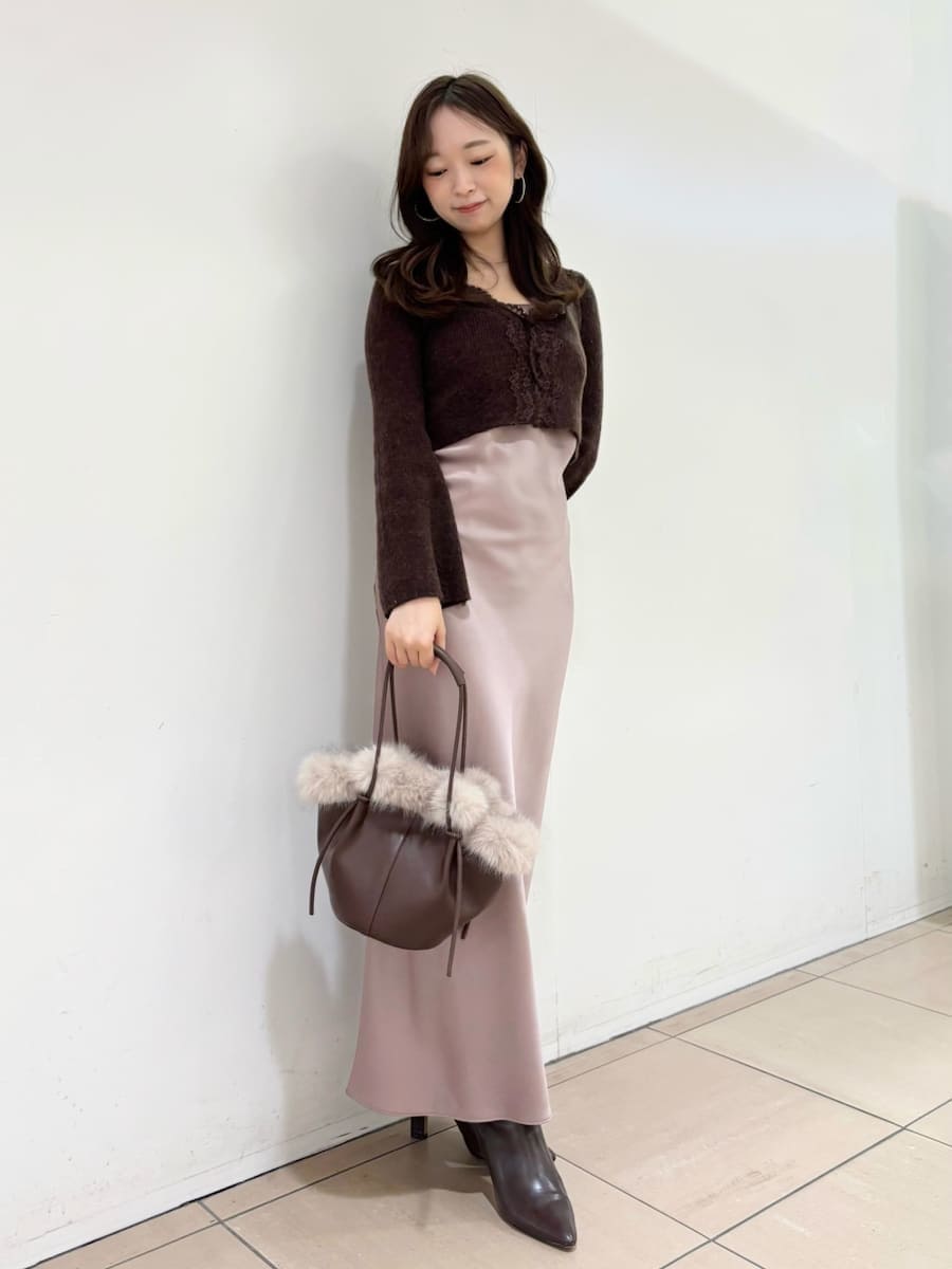 ブラウン系のブーツ、ブラウン系のワンピース、ブラウン系のハンドバッグを着用したレディースの秋コーディネートの2枚目の写真