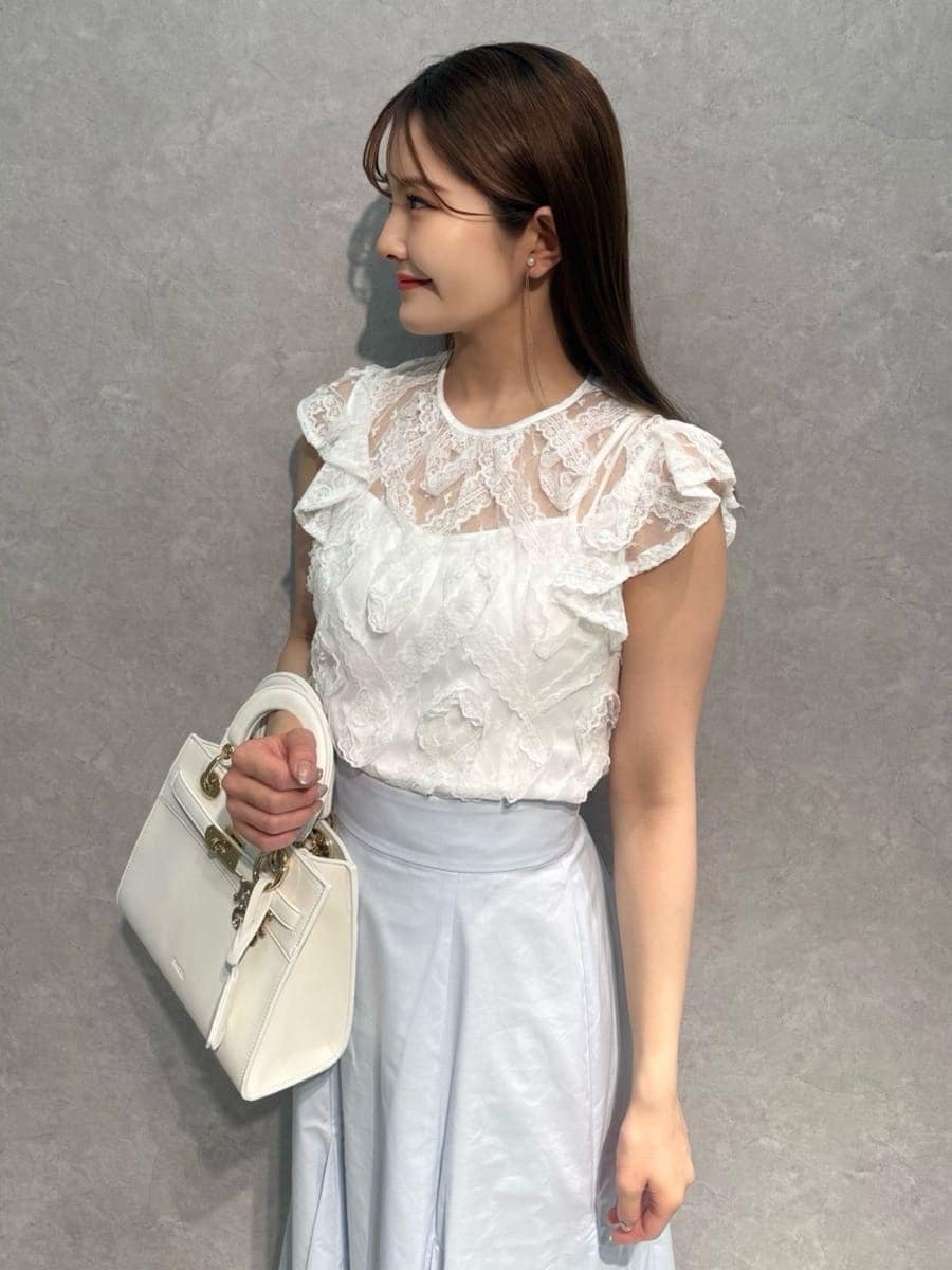 ホワイト系のTシャツ/カットソー、ブルー系のスカート、ホワイト系のサンダルを着用したレディースの夏コーディネートの6枚目の写真