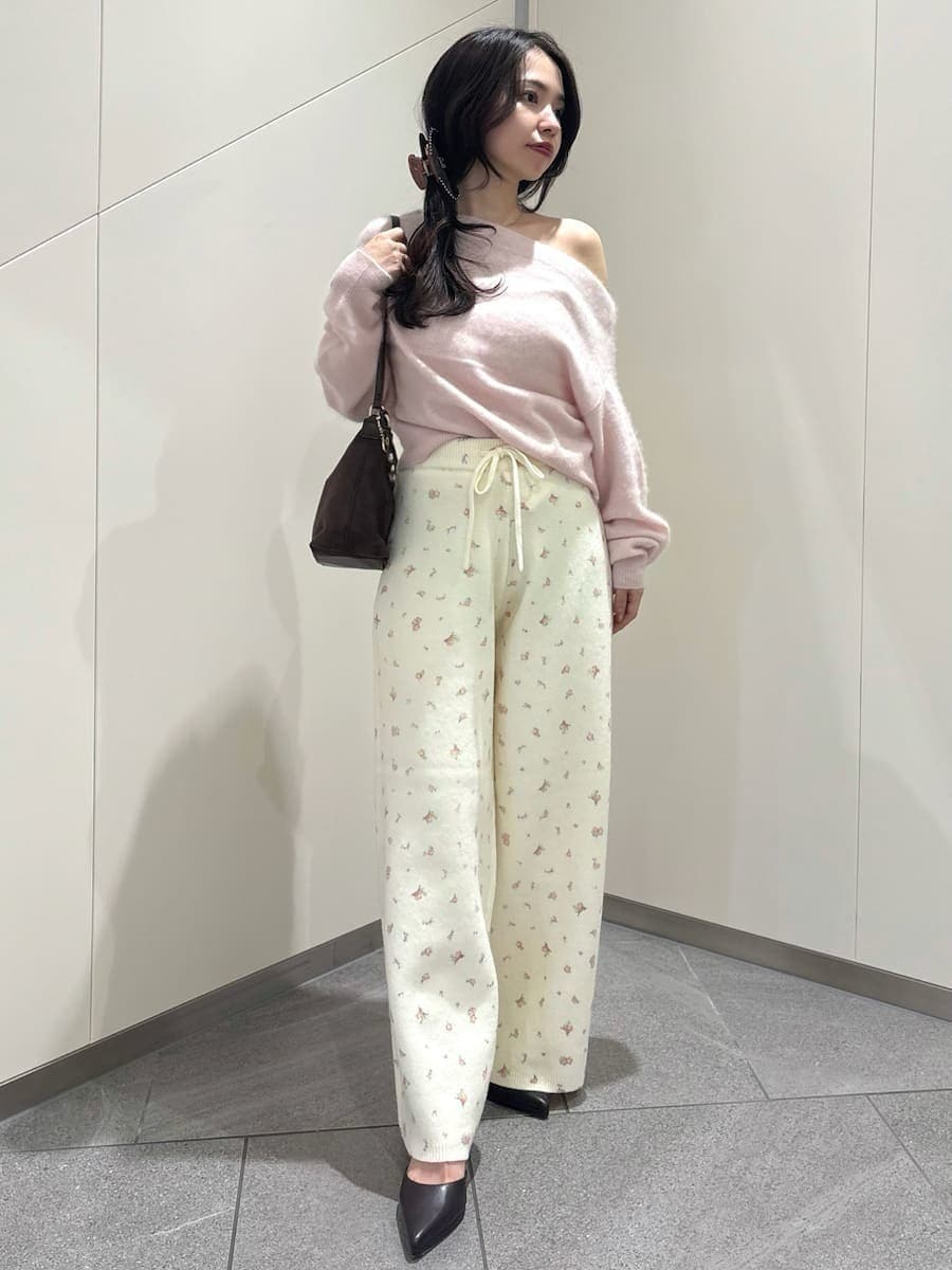 その他のその他パンツ、ピンク系のニット/セーター、ブラウン系のパンプスを着用したレディースの秋コーディネートの6枚目の写真