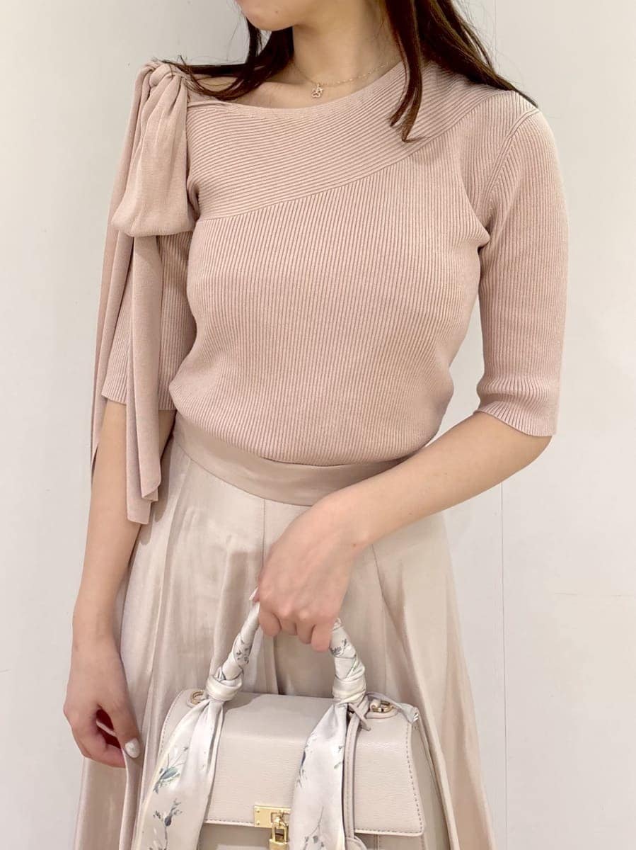 ブラウン系のパンプス、ベージュ系のハンドバッグ、ピンク系のニット/セーターを着用したレディースの春コーディネートの7枚目の写真