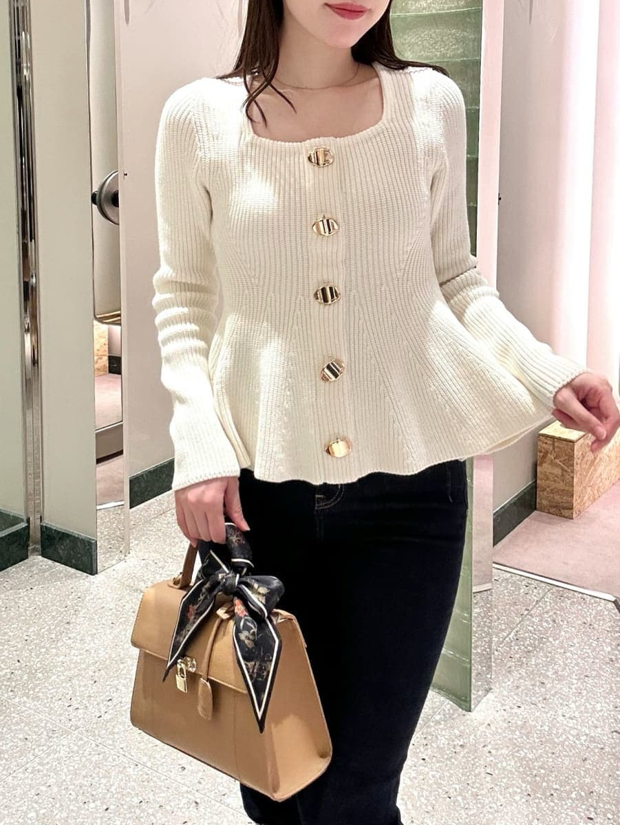 ホワイト系のニット/セーター、ブルー系のその他パンツ、ブラウン系のブーツを着用したレディースの秋コーディネートの3枚目の写真