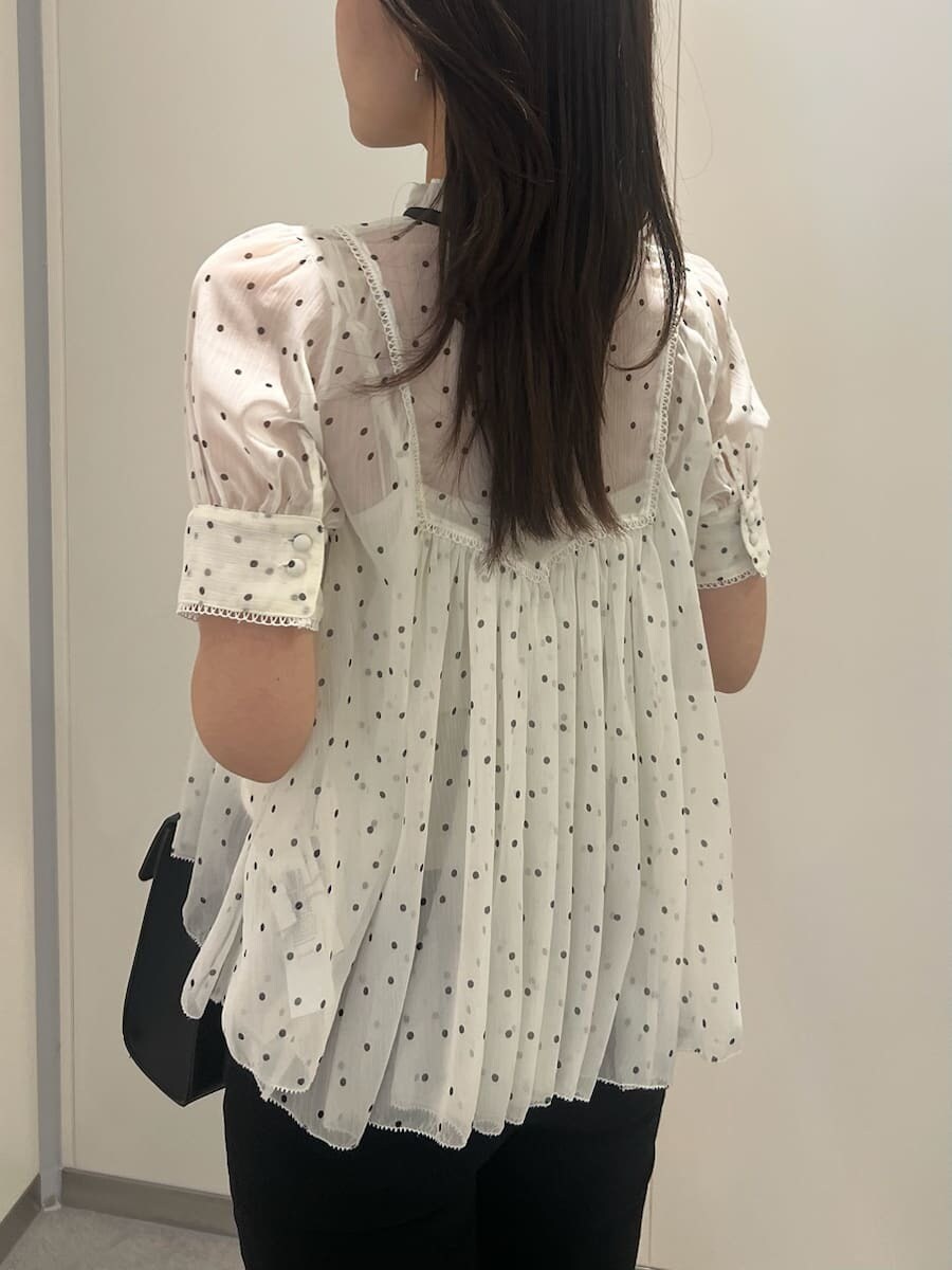 ブラック系のその他パンツ、ブラック系のハンドバッグ、ブラック系のパンプスを着用したレディースの春コーディネートの5枚目の写真