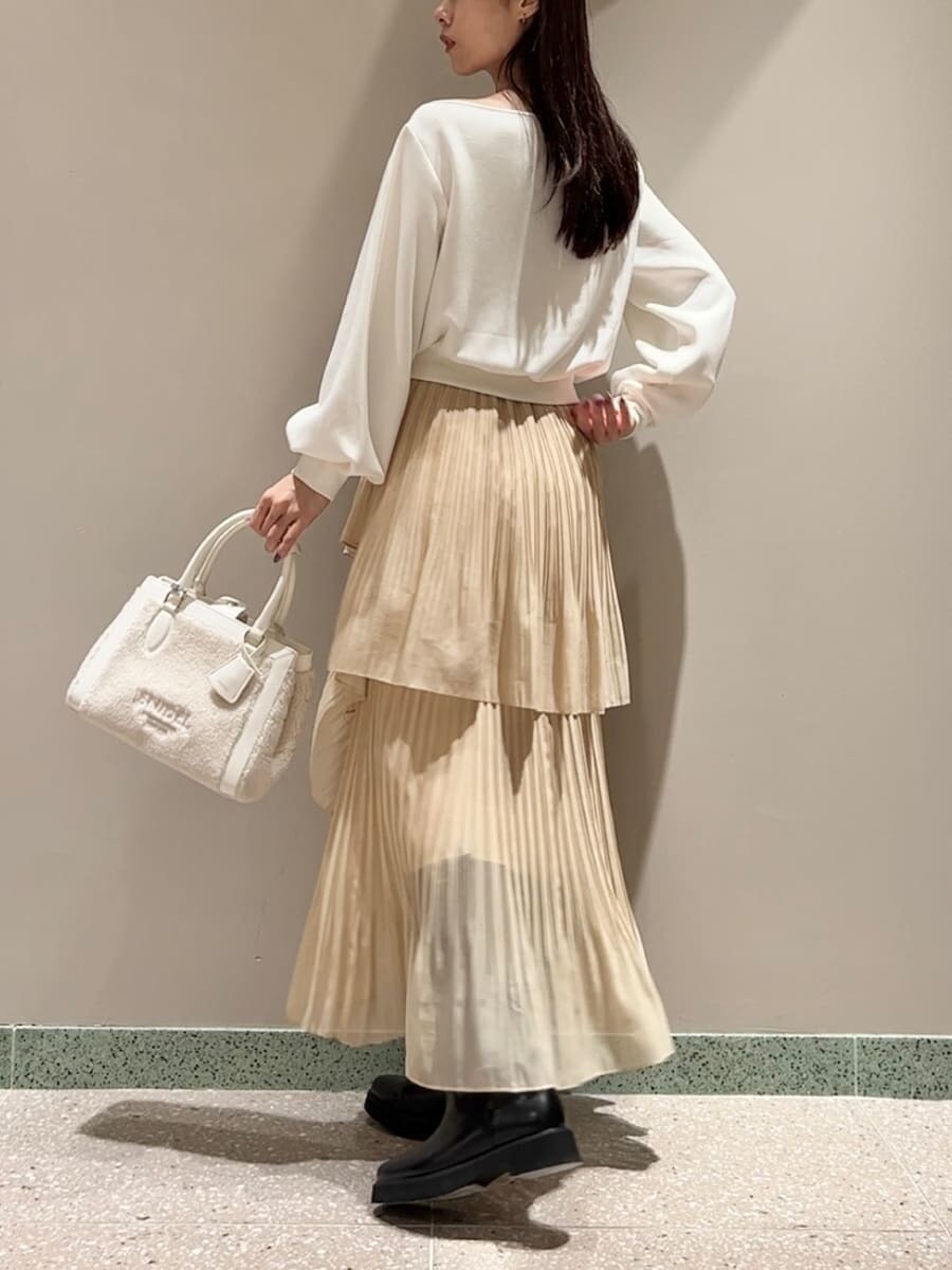 ホワイト系のTシャツ/カットソー、イエロー系のスカート、ホワイト系のハンドバッグを着用したレディースの秋コーディネートの3枚目の写真