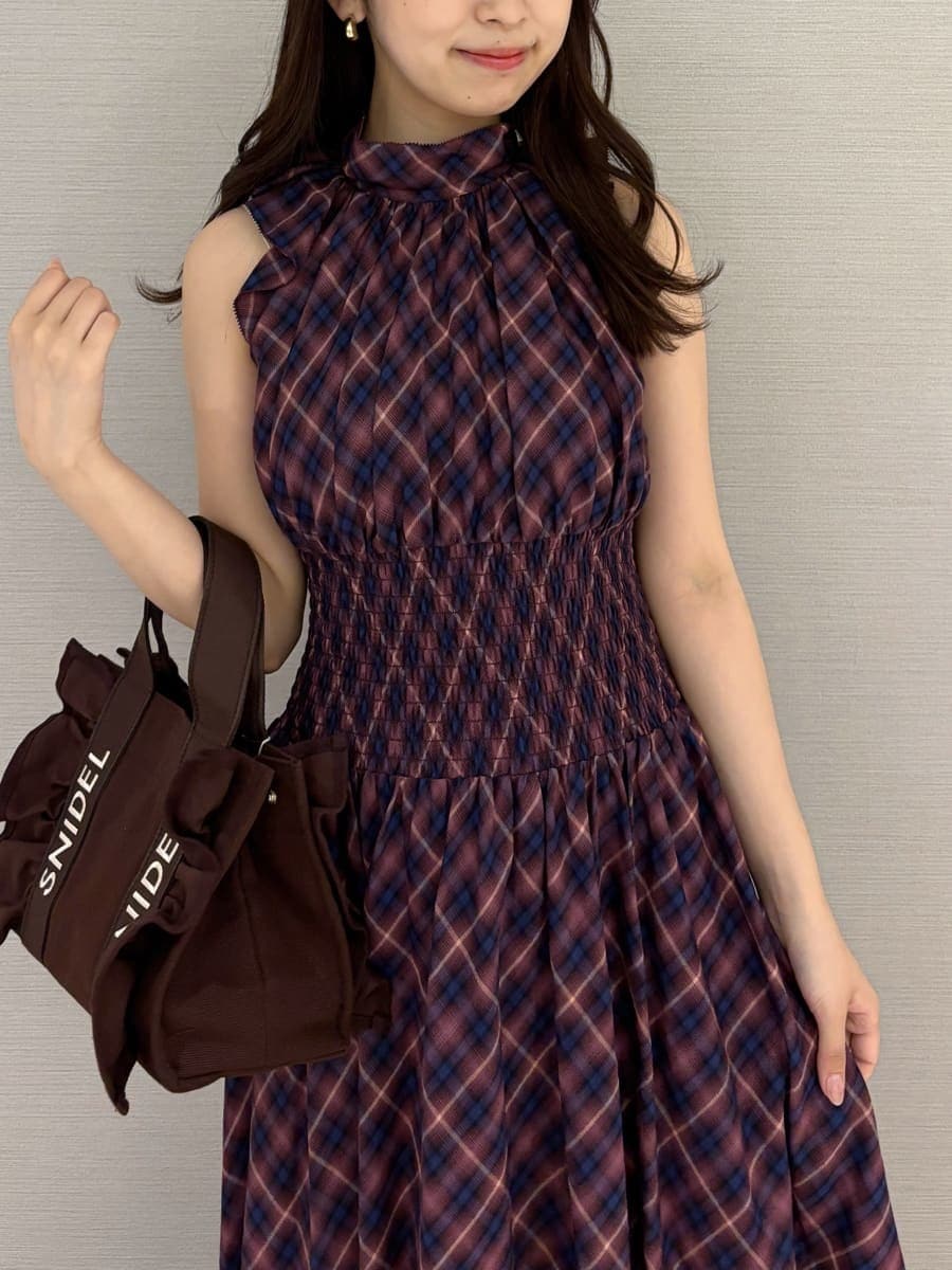 その他のサンダル、ブラウン系のハンドバッグ、パープル系のワンピースを着用したレディースの夏コーディネートの5枚目の写真