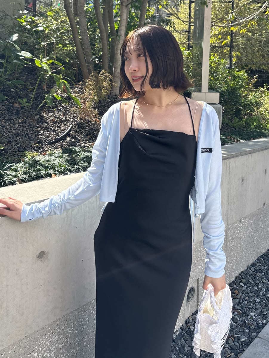 シルバー系のスニーカー、ブラック系のワンピースを着用したレディースの春コーディネートの7枚目の写真