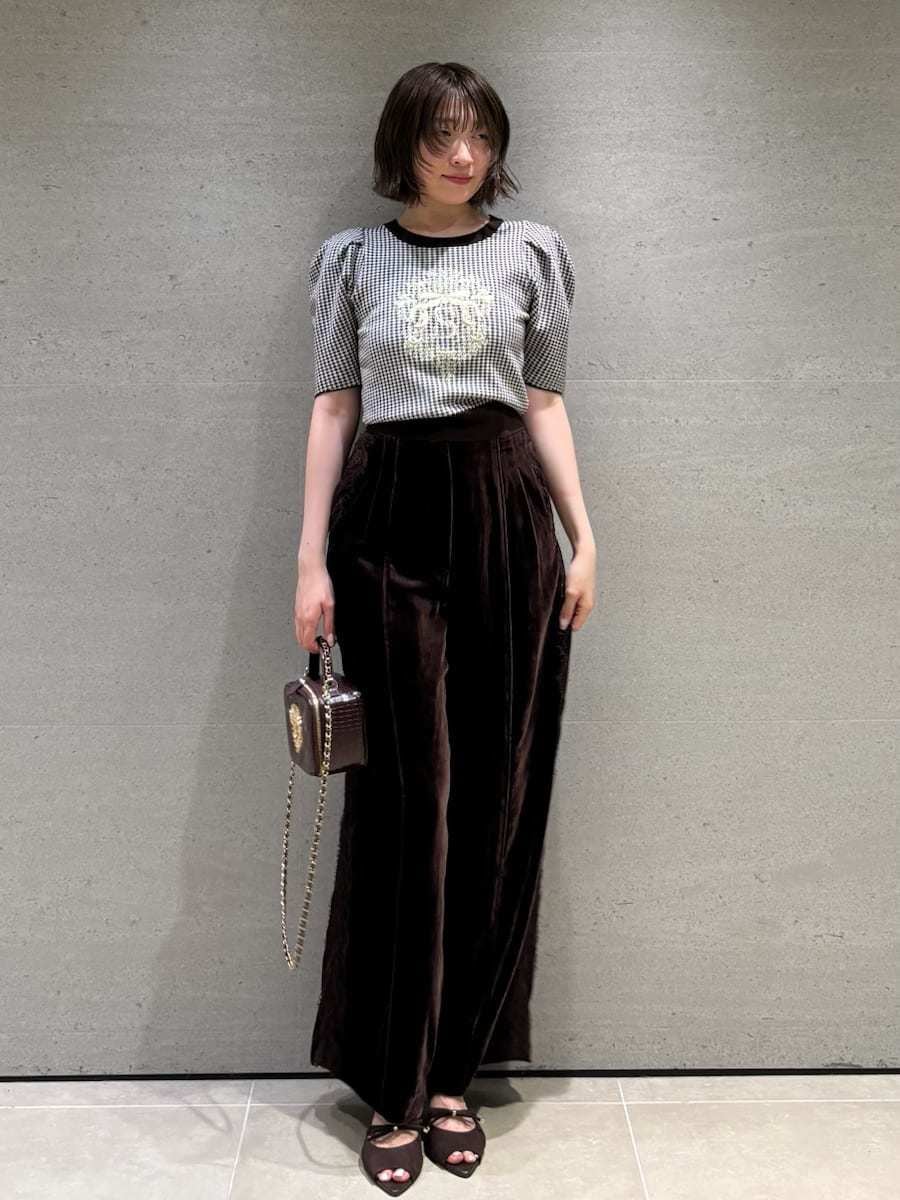 ブラウン系のその他パンツ、その他のニット/セーター、ブラウン系のサンダルを着用したレディースの夏コーディネートの2枚目の写真