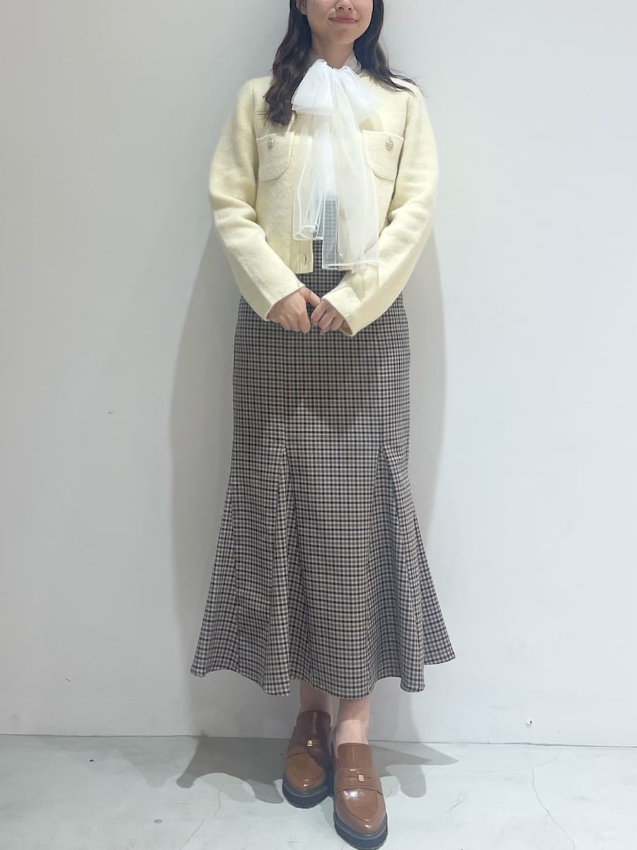 ホワイト系のニット/セーター、イエロー系のノーカラージャケット、その他のスカートを着用したレディースの秋コーディネートの2枚目の写真