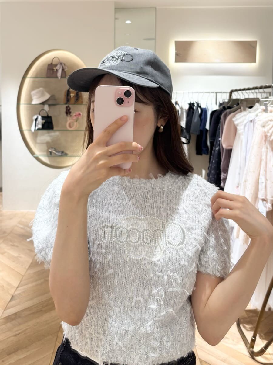 グレー系のニット/セーター、ブルー系のデニムパンツ、その他のパンプスを着用したレディースの夏コーディネートの5枚目の写真