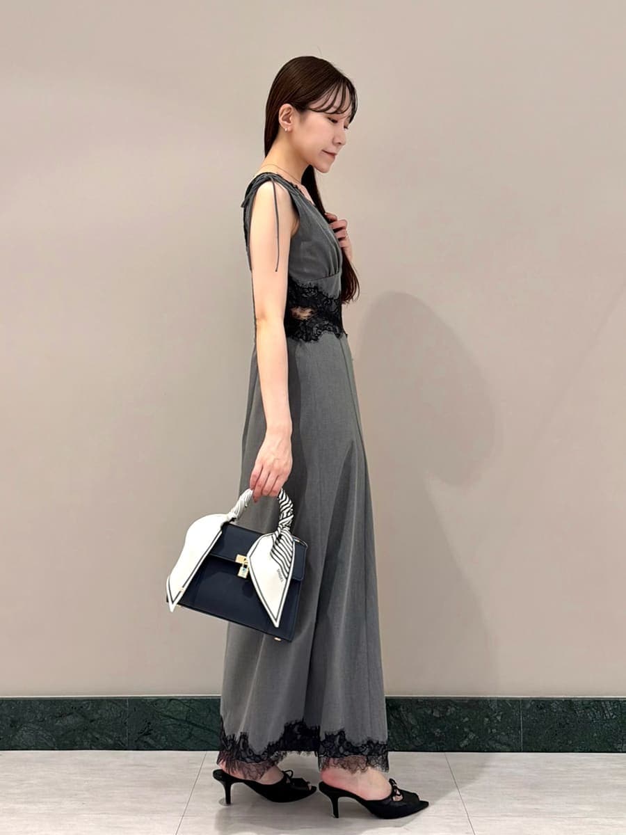 グレー系のワンピース、ブラック系のサンダル、ブルー系のショルダーバッグを着用したレディースの夏コーディネートの4枚目の写真
