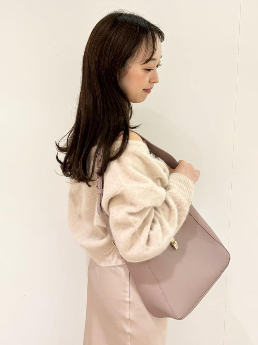 ピンク系のカーディガン/ボレロ、レッド系のブーツ、ピンク系のトートバッグを着用したレディースの秋コーディネートの5枚目の写真