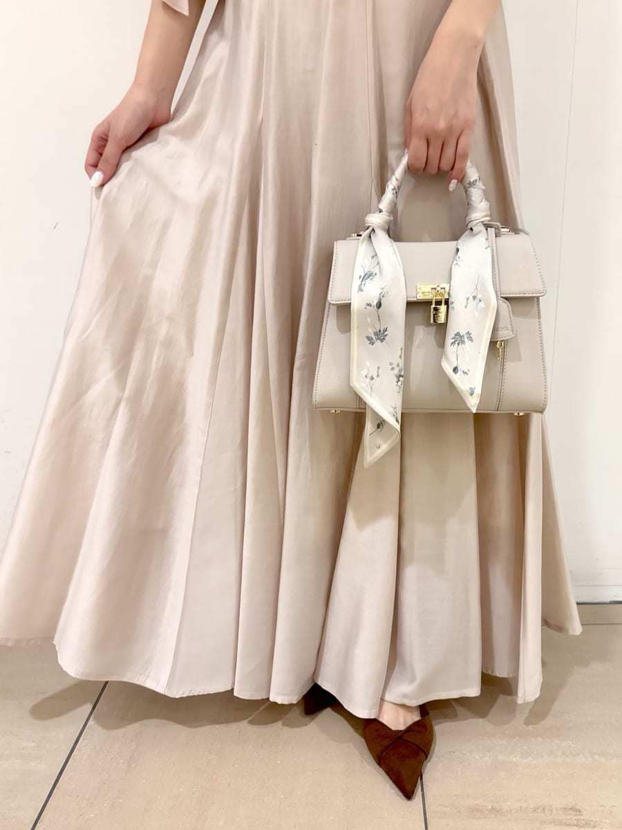 ブラウン系のパンプス、ベージュ系のハンドバッグ、ピンク系のニット/セーターを着用したレディースの春コーディネートの6枚目の写真