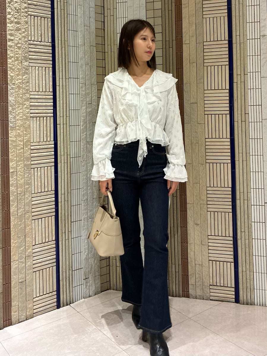 ブラック系のブーツ、ブルー系のその他パンツ、ブルー系のチェスターコートを着用したレディースの冬コーディネートの2枚目の写真