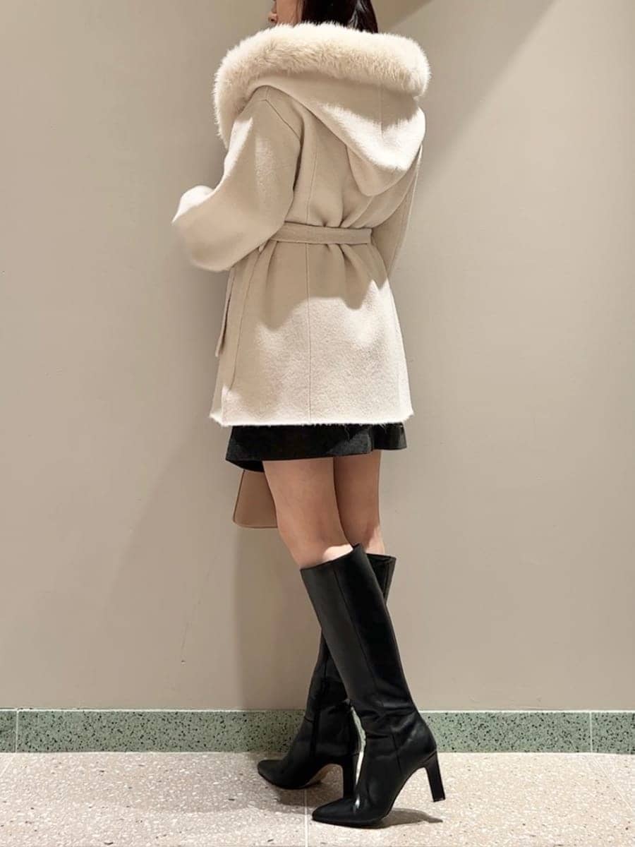 ホワイト系のその他アウター、ブラック系のニット/セーター、グレー系のワンピースを着用したレディースの秋コーディネートの4枚目の写真