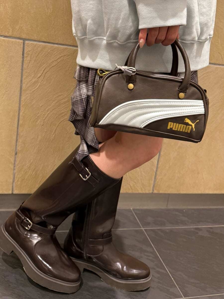 ブラウン系のブーツ、ブラウン系のブーツ、ブラウン系のブーツを着用したレディースの秋コーディネートの8枚目の写真