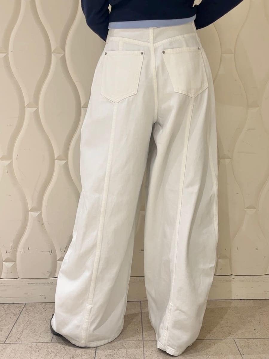 ブルー系のカーディガン/ボレロ、ブラック系のパンプス、ブラック系のショルダーバッグを着用したレディースの冬コーディネートの10枚目の写真