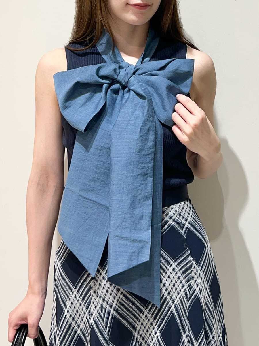 ブルー系のスカート、ブルー系のTシャツ/カットソー、ブラック系のサンダルを着用したレディースの夏コーディネートの2枚目の写真