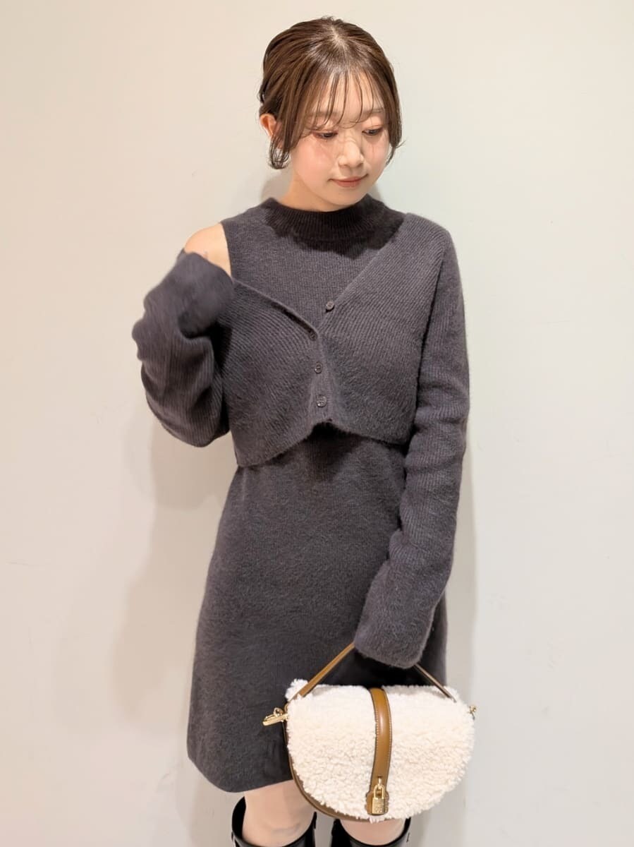 グレー系のワンピース、グレー系のカーディガン/ボレロ、イエロー系のハンドバッグを着用したレディースの秋コーディネートの5枚目の写真