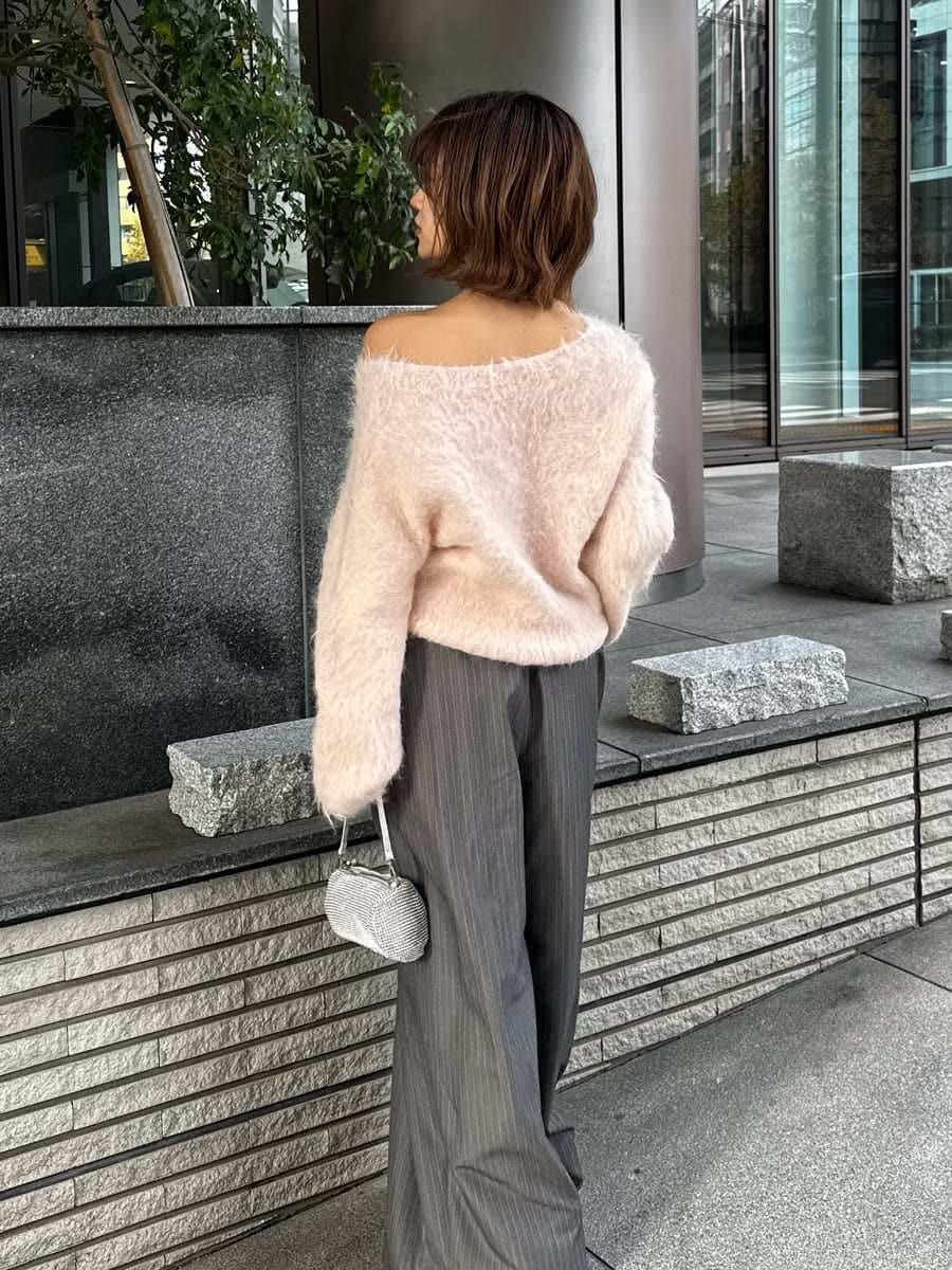 ピンク系のニット/セーター、グレー系のその他パンツを着用したレディースの冬コーディネートの7枚目の写真