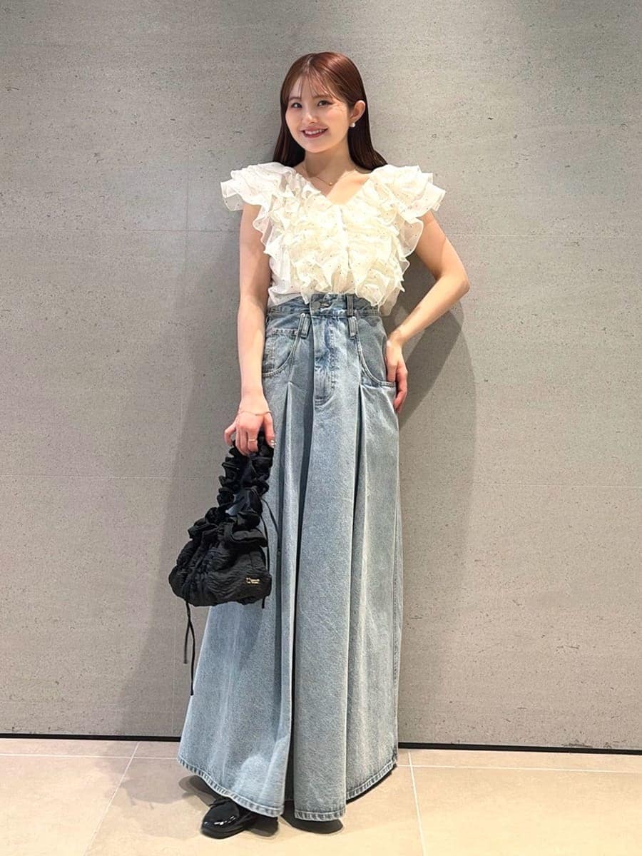 その他のシャツ/ブラウス、ブラック系のパンプスを着用したレディースの春コーディネートの2枚目の写真