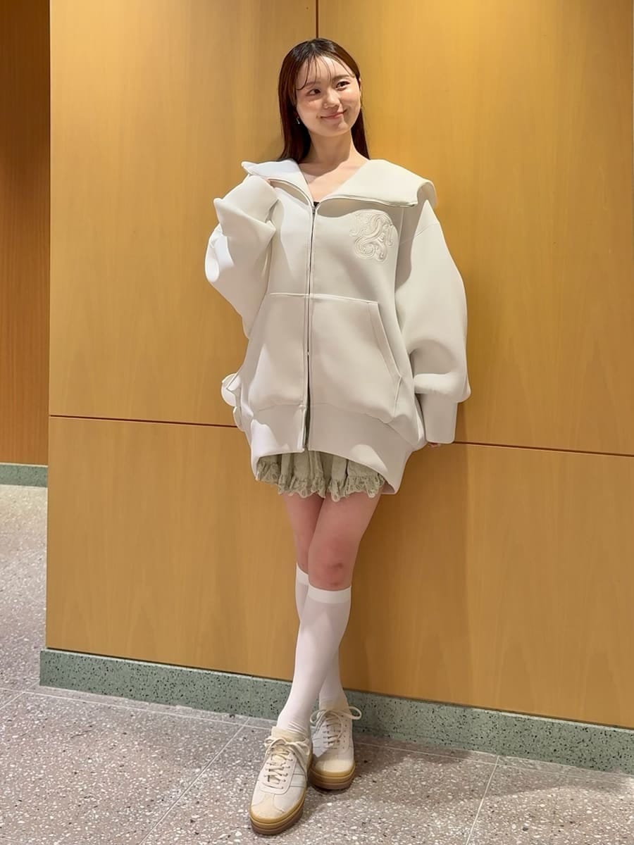 グリーン系のその他パンツ、ホワイト系のショルダーバッグ、その他のスニーカーを着用したレディースの春コーディネートの3枚目の写真