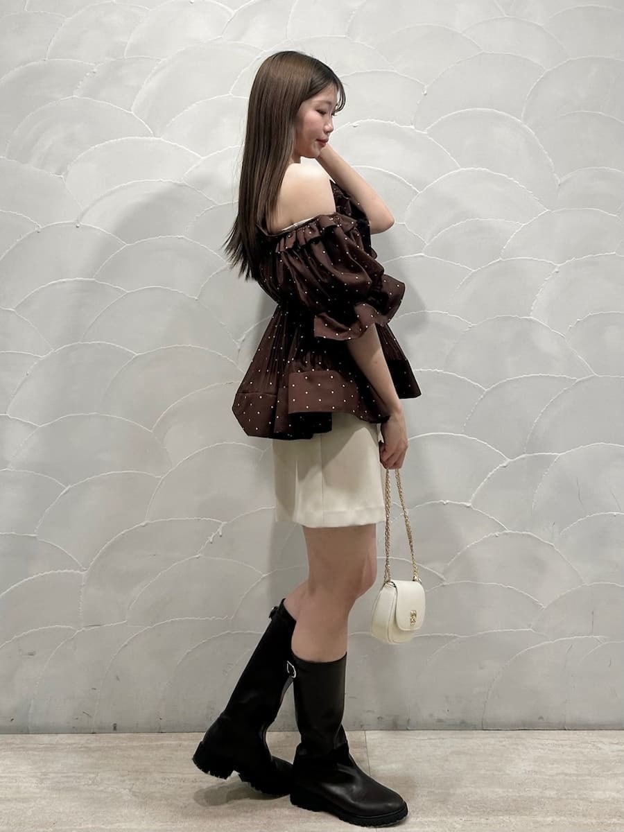 その他のその他トップス、ホワイト系のショルダーバッグ、ホワイト系のその他パンツを着用したレディースの春コーディネートの3枚目の写真