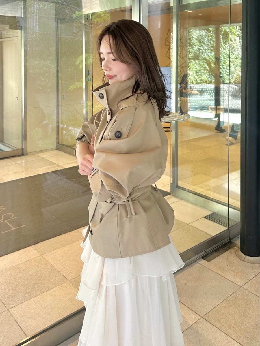 ベージュ系のブルゾン、ホワイト系のスカート、ブラウン系のサンダルを着用したレディースの夏コーディネートの4枚目の写真
