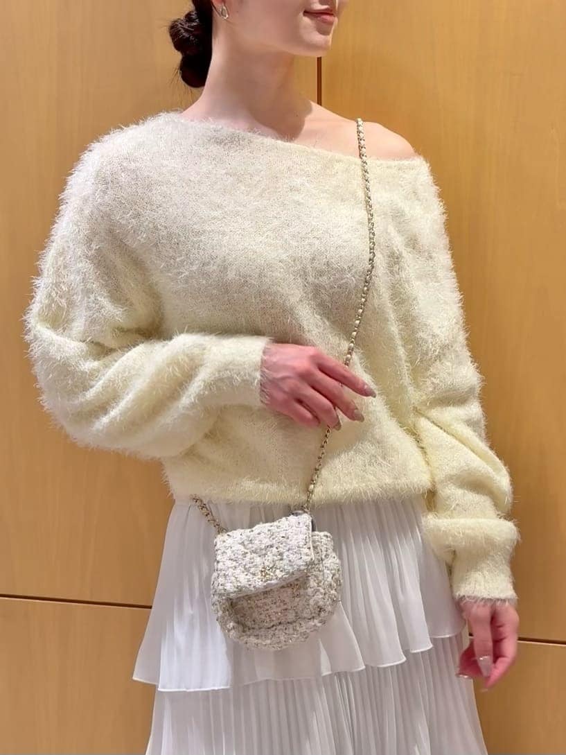 ホワイト系のショルダーバッグ、ホワイト系のブーツを着用したレディースの冬コーディネートの6枚目の写真