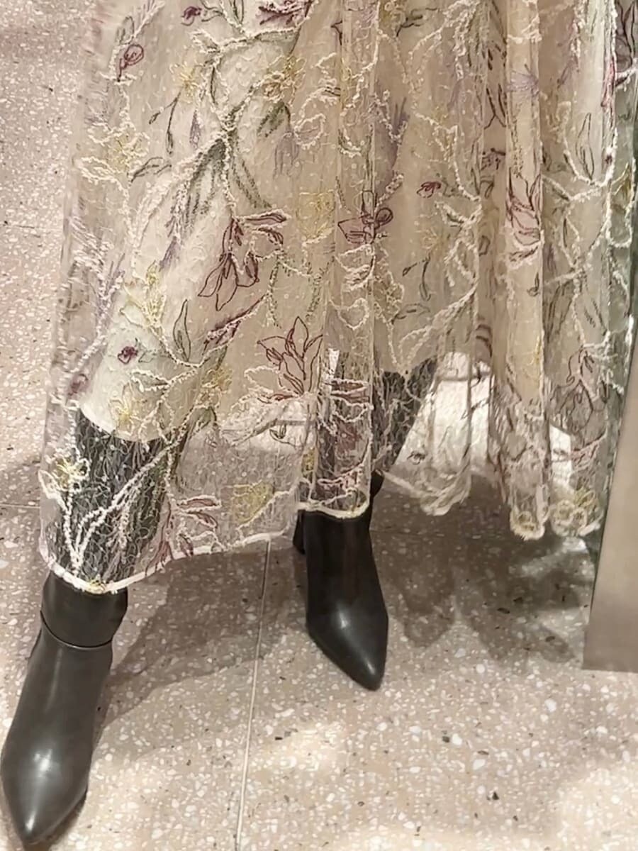 グレー系のブーツ、ブラウン系のショルダーバッグ、パープル系のニット/セーターを着用したレディースの秋コーディネートの5枚目の写真