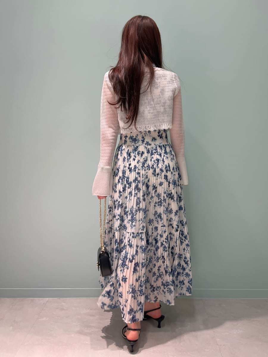 ブルー系のワンピース、ホワイト系のカーディガン/ボレロ、ブラック系のパンプスを着用したレディースの冬コーディネートの4枚目の写真